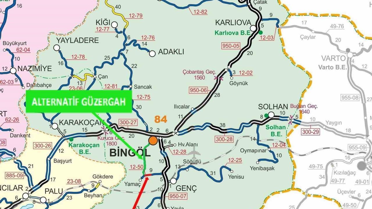 Bingöl'de heyelan: Ayrım-Yamaç il yolunda gövde oturması nedeniyle trafik kapatıldı
