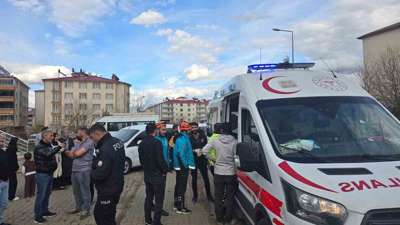 Bingöl'de İki Otomobilin Çarpıştığı Kazada 4 Kişi Yaralandı