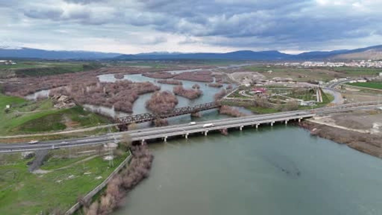 Bingöl'de Murat Nehri'nde Debi Artışı: Tarihi Köprü ve Doğa Manzaraları Drone ile Görüntülendi