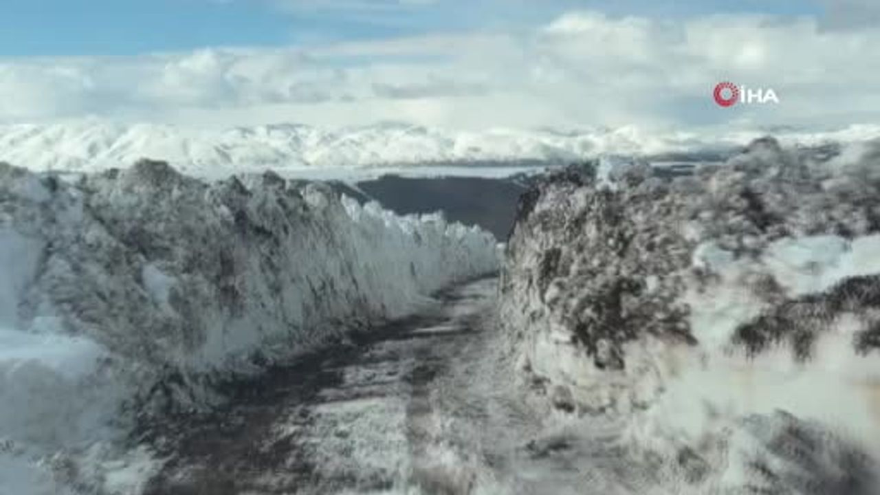 Bingöl'de Nisan Ortasında Metrelerce Kar: Köy ve Mezra Yollarında Çalışmalar Sürüyor
