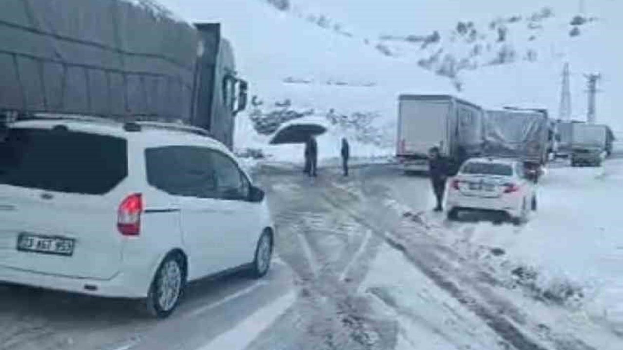 Bingöl-Erzurum kara yolunda kar ve buzlanma nedeniyle uzun araç kuyrukları