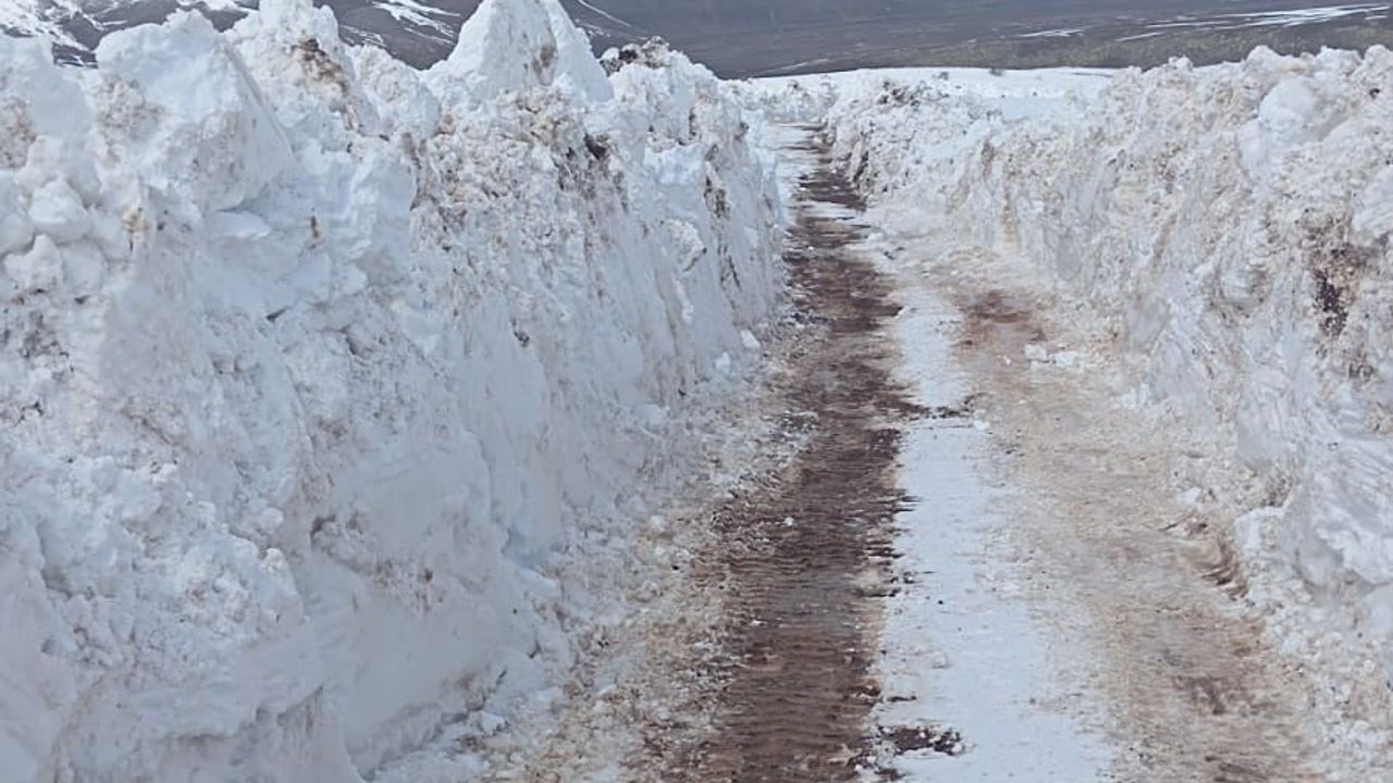 Bingöl Karlıova Hasanova Burmataş'ta Metreleri Aşan Kar İş Makineleriyle Temizlenerek Ulaşıma Açıldı