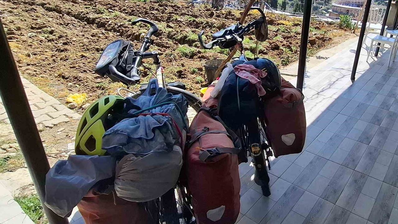 Bisikletle dünya turundaki Fransız çift, Sarıgöl Ziyanlar Köyü'nde çobanın evinde ağırlandı