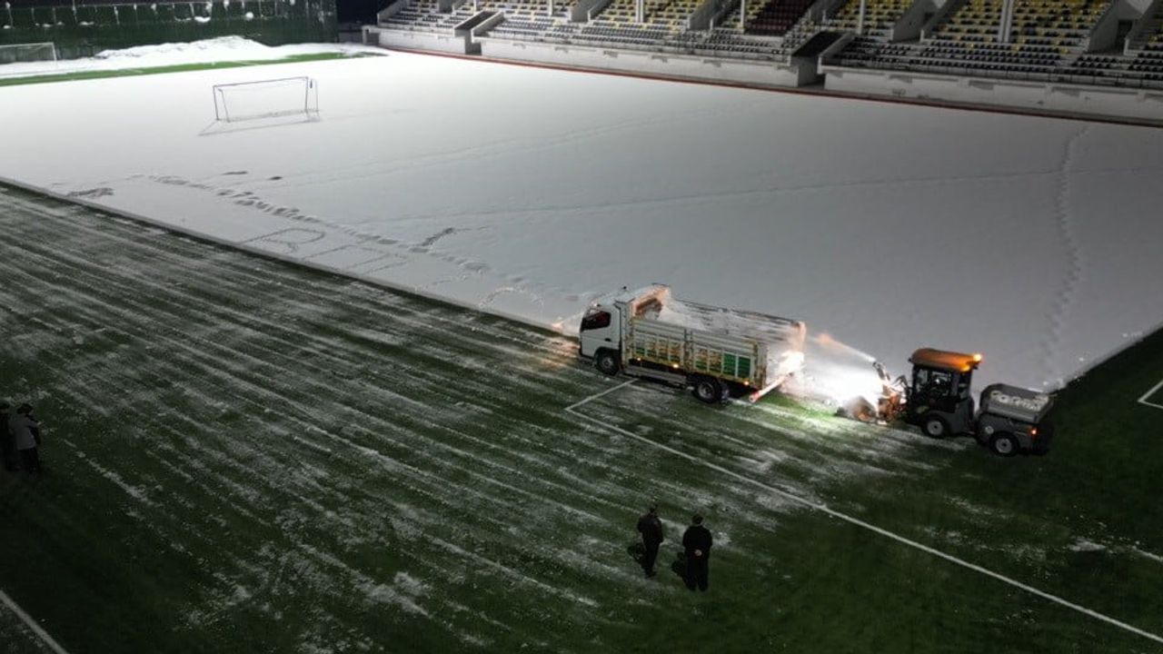 Bitlis Eren Stadyumu'nda kar temizleme çalışmaları: Bitlis Spor 1916 pazar günkü maça hazırlanıyor