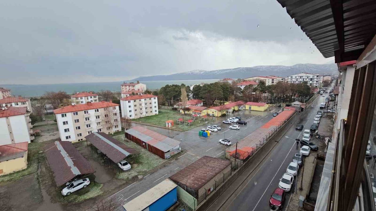 Bitlis Tatvan'da Kısa Süreli Dolu Yağışı ve Meteoroloji Uyarısı