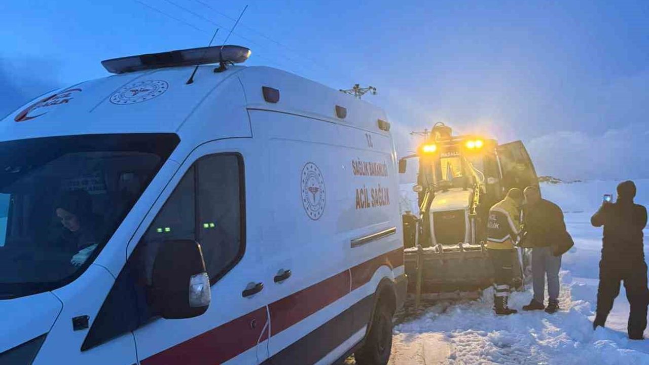 Bitlis'te Cihangir Köyü yolunda karda mahsur kalan 112 ekipleri kurtarıldı