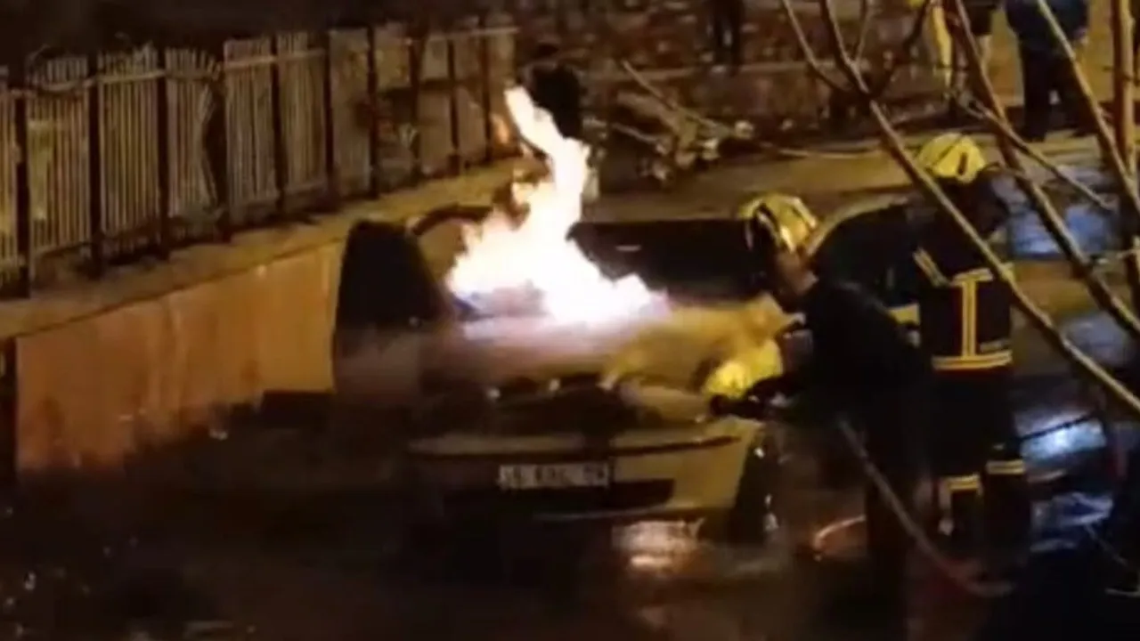 Bitlis'te Hüsrevpaşa Mahallesi'nde seyir halindeki araç alev aldı, itfaiye söndürdü