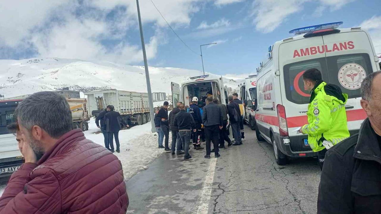 Bitlis'te İki Trafik Kazasında 12 Kişi Yaralandı