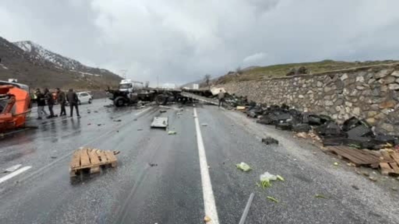 Bitlis'te iş makinesi ile tır çarpıştı: 3 yaralı, 1'i ağır