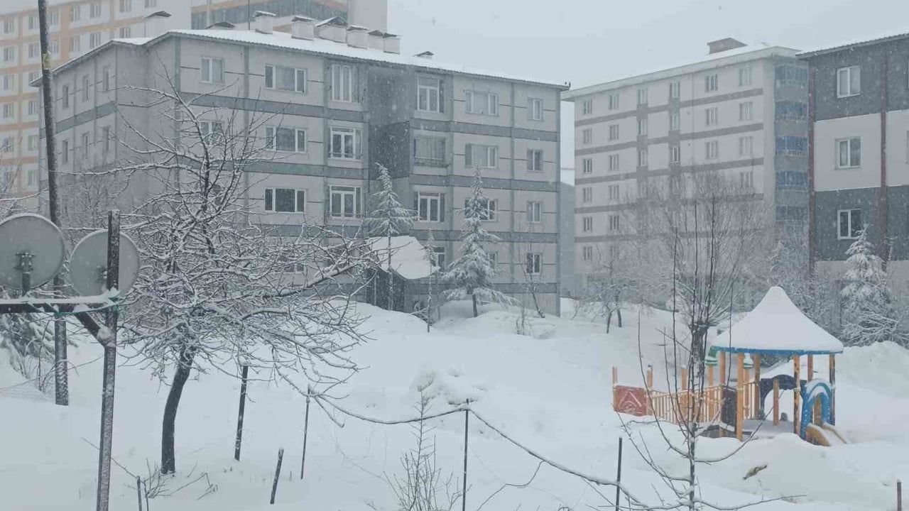 Bitlis'te Nisan Ayında Kar Sürprizi: Kentte 5 cm, Yüksek Kesimlerde 15 cm'e Ulaştı