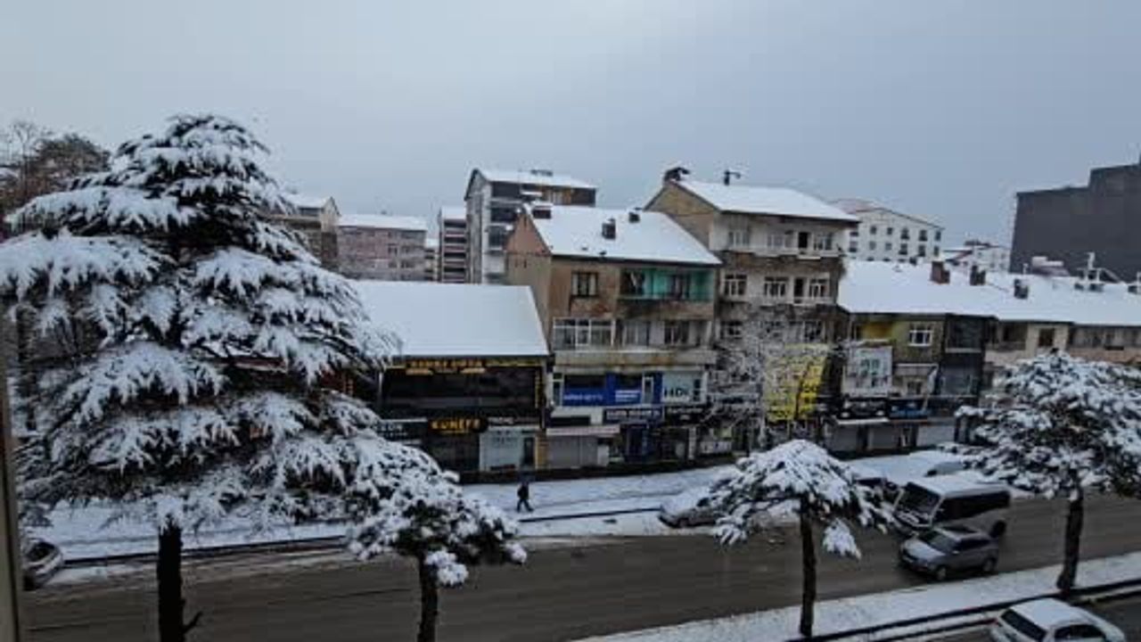 Bitlis’te Nisan’da kar yağışı: İl merkezi ve ilçeler beyaza büründü