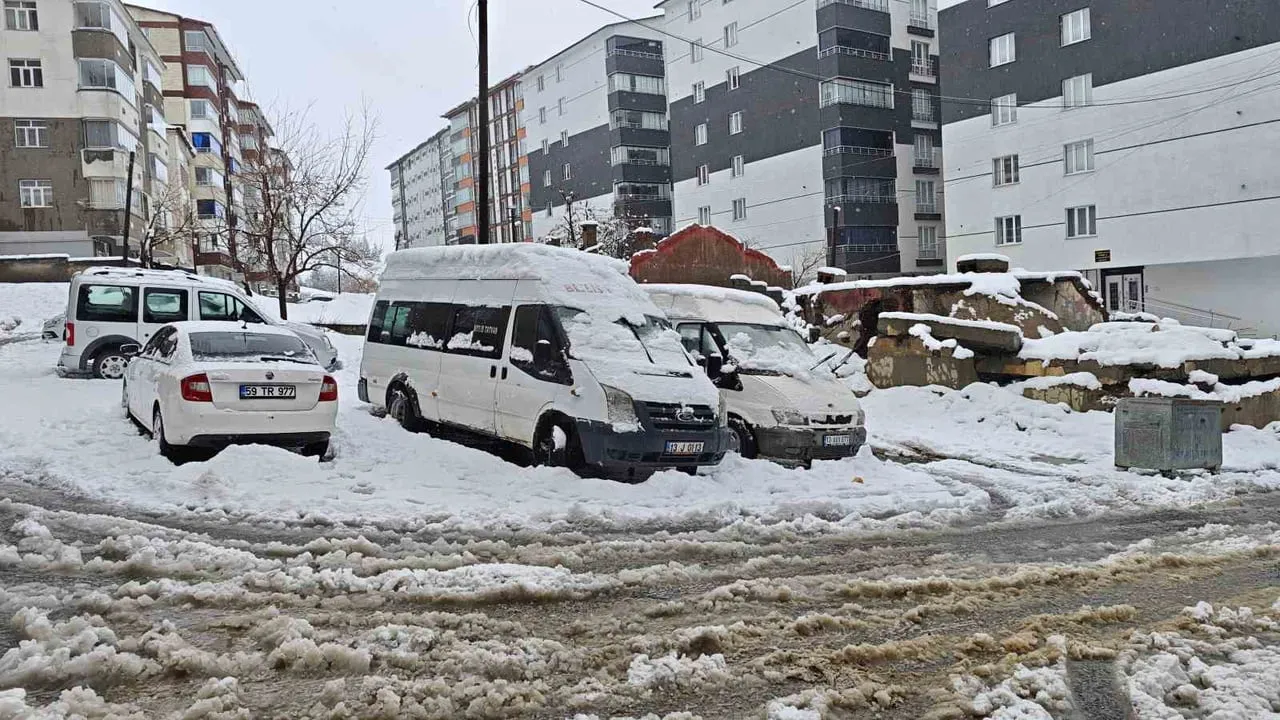 Bitlis'te Nisan Ortasında Kar: 82 Köy Yolu Ulaşıma Kapandı