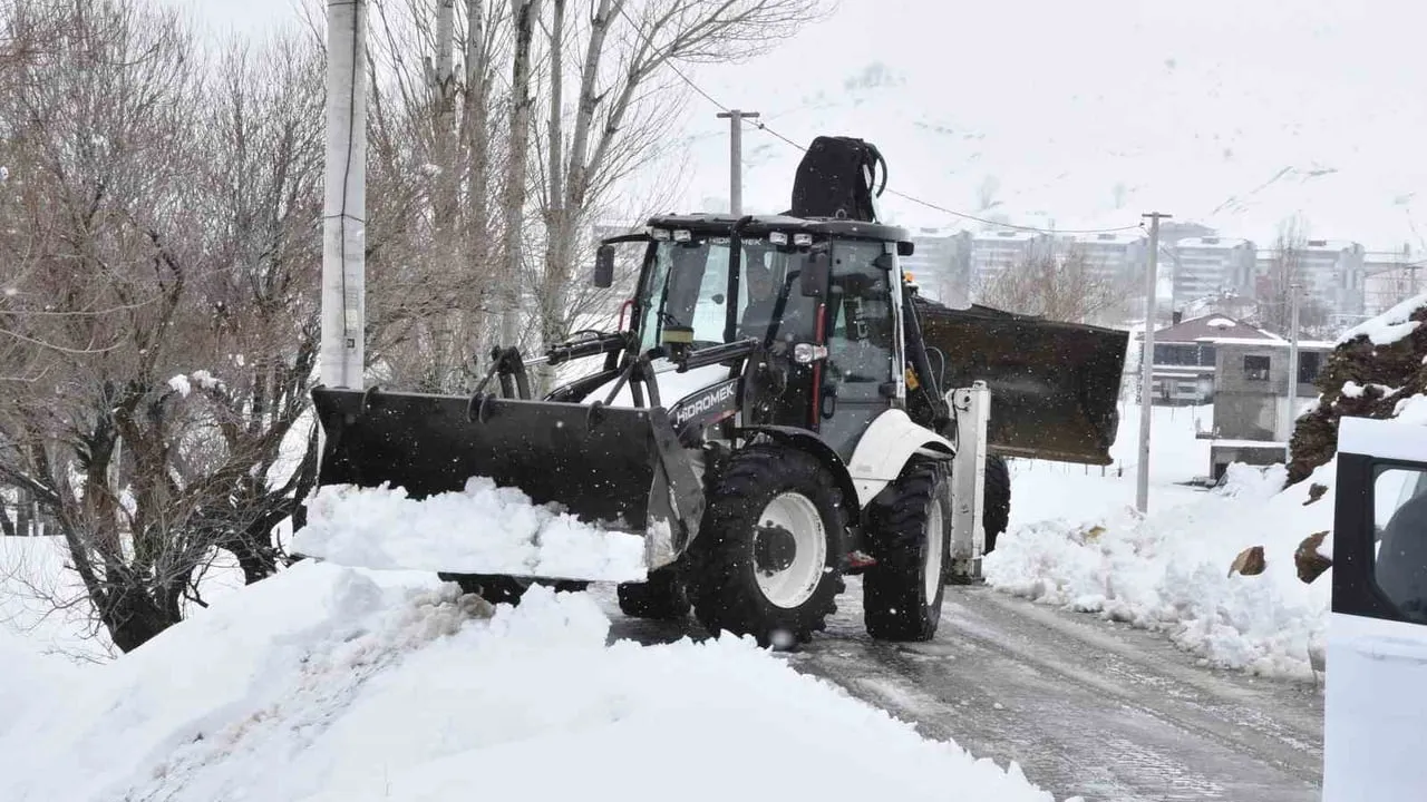 Bitlis'te Nisan ortasında karla mücadele: Yalnızçamlar'da yol açma çalışmaları sürüyor