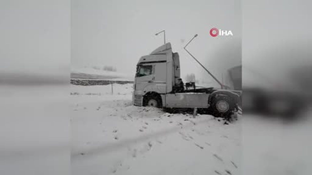 Bitlis'te zincirleme trafik kazası: 4 tır ve 2 otomobil çarpıştı, 5 yaralı