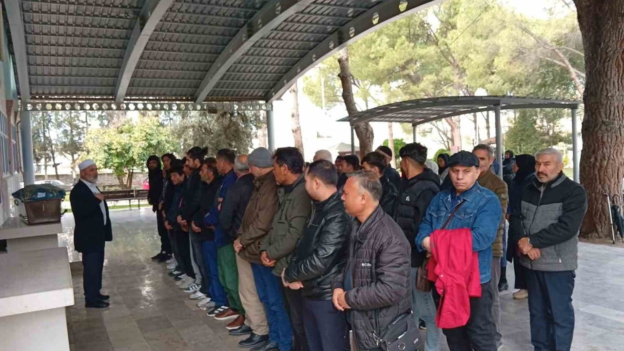 Bodrum açıklarında batan göçmen botunda yaşamını yitiren 5 yaşındaki Afgan çocuk Denizli’de toprağa verildi