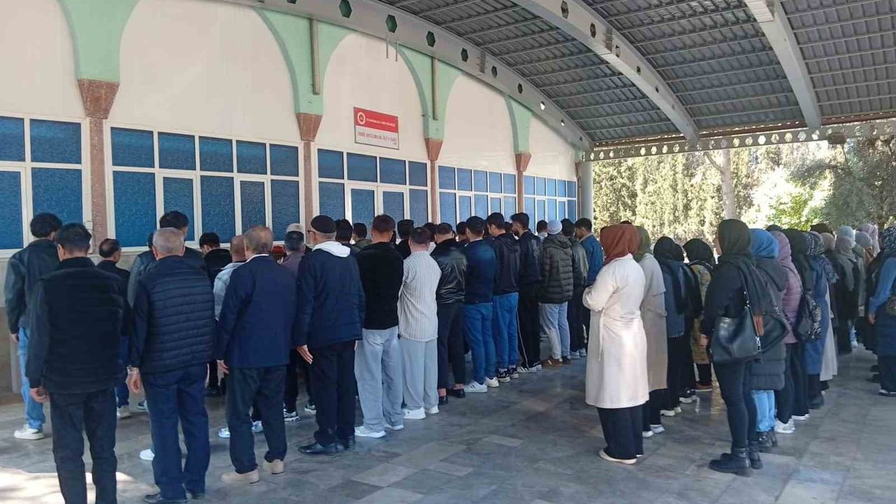 Bodrum'da batan göçmen botu: 4 kişi Denizli'de toprağa verildi, kayıp çocuk için arama sürüyor