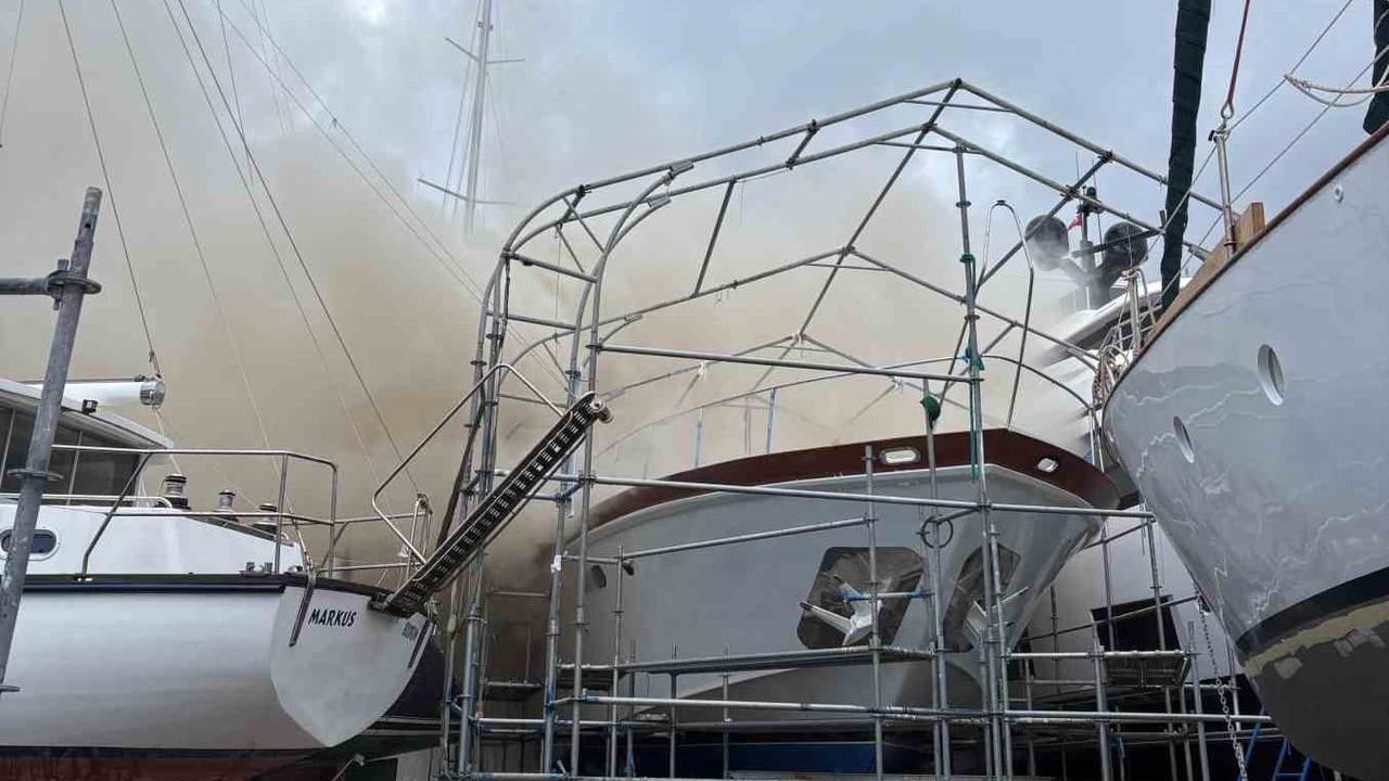 Bodrum'da Sadri Şener'e Ait Bakımdaki Motoryatta Yangın: Ekipler Hızla Müdahale Etti