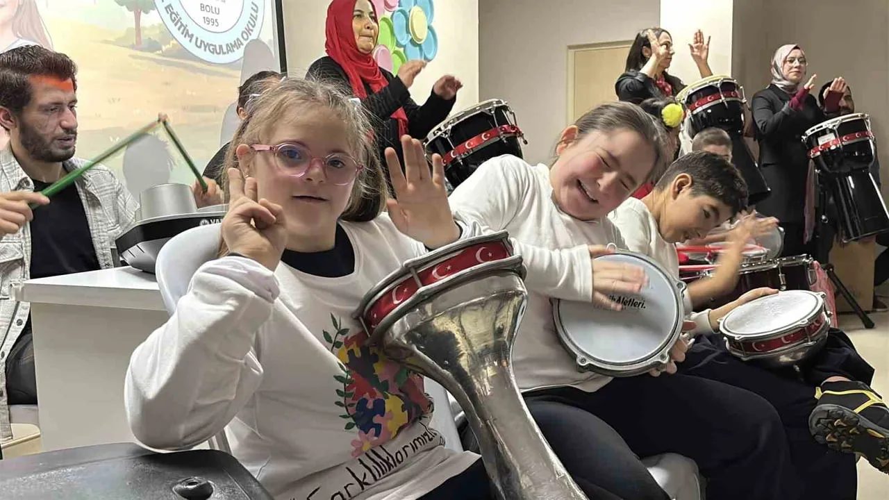 Bolu'da 2 Nisan Otizm Farkındalık Günü: Emine Mehmet Baysal Okulu'nda darbuka ve taş boyama etkinlikleri
