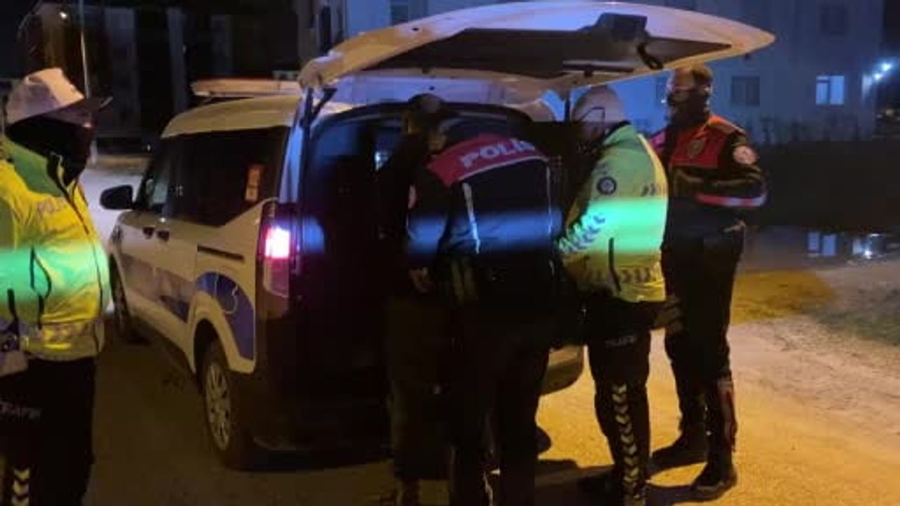 Bolu’da ehliyetsiz sürücünün aracında esrar bulundu: Alkolmetreyi reddetti, 200 bin lira ceza kesildi