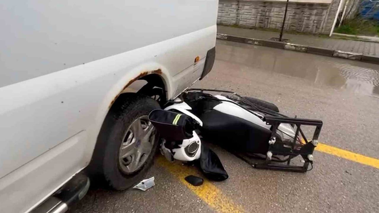 Bolu'da kavşakta minibüsle motosiklet çarpıştı: 1 yaralı