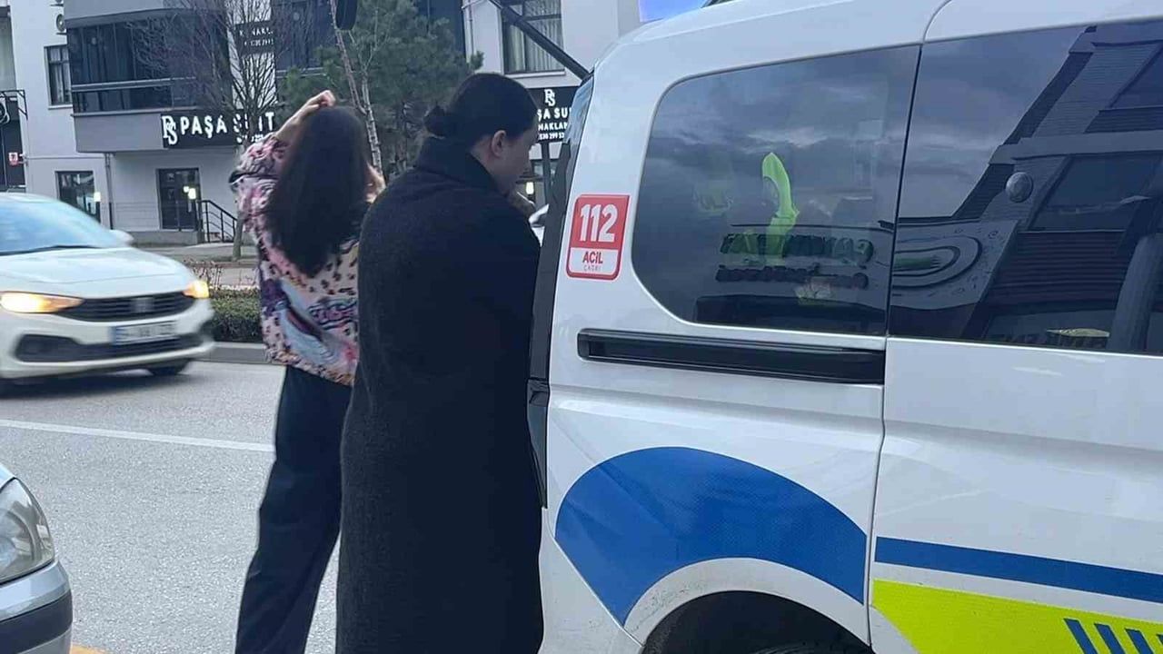 Bolu'da otomobil aydınlatma direğine çarptı: 1 yolcu hafif yaralandı
