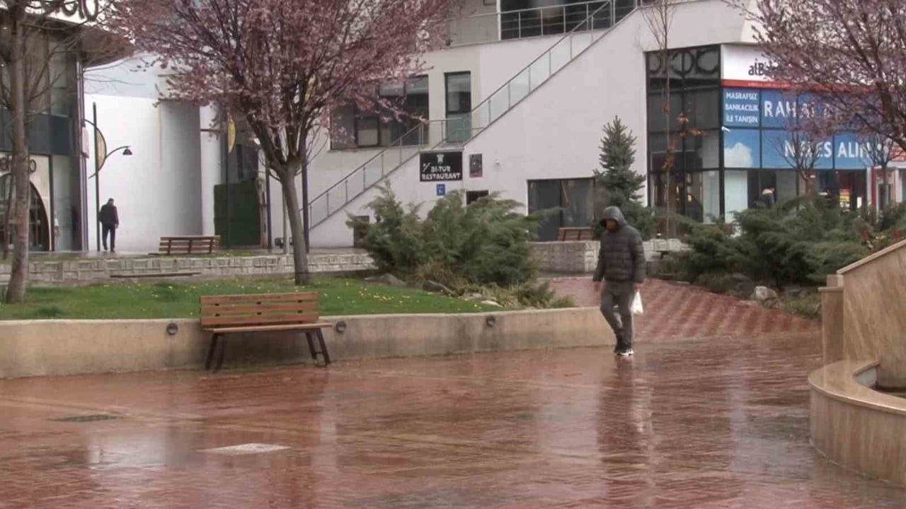 Bolu'da sabah başlayan sağanak yağış öğleye kadar sürdü