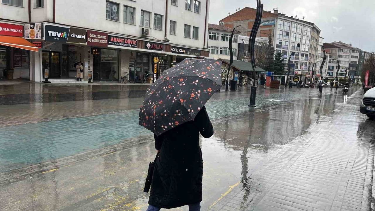 Bolu'da sabah saatlerinden itibaren yağmur ve fırtına etkili oldu