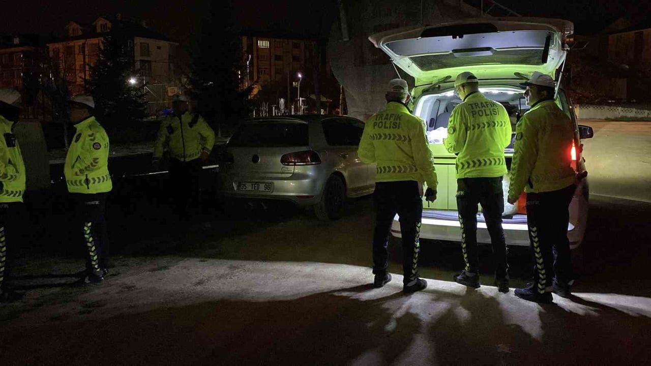 Bolu’da vatandaş ihbarı sonrası abartı egzozlu araç trafikten menedildi