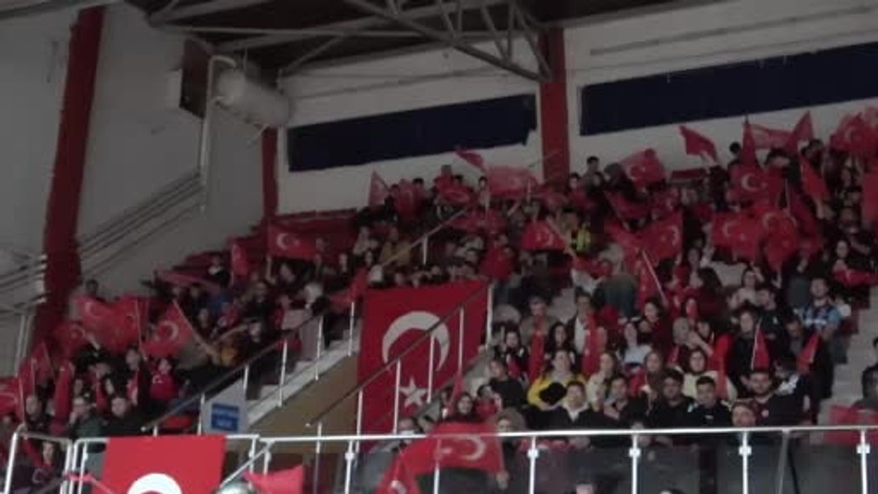 Bolu’da yüzlerce kişi A Milli Takım’ın Kosova maçını dev ekranda izledi, Türkiye 2026 Dünya Kupası’na katıldı