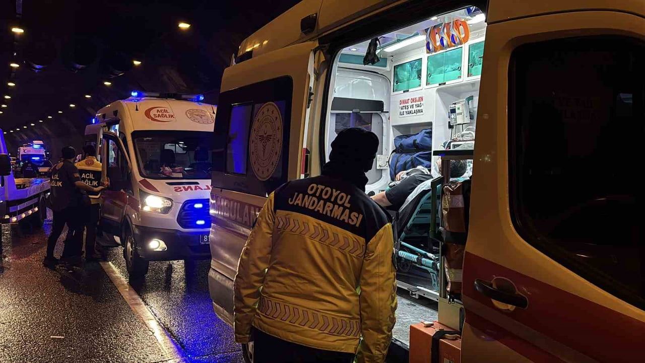 Bolu Dağı Tüneli'nde tırın çarptığı otomobilde 5 kişi yaralandı