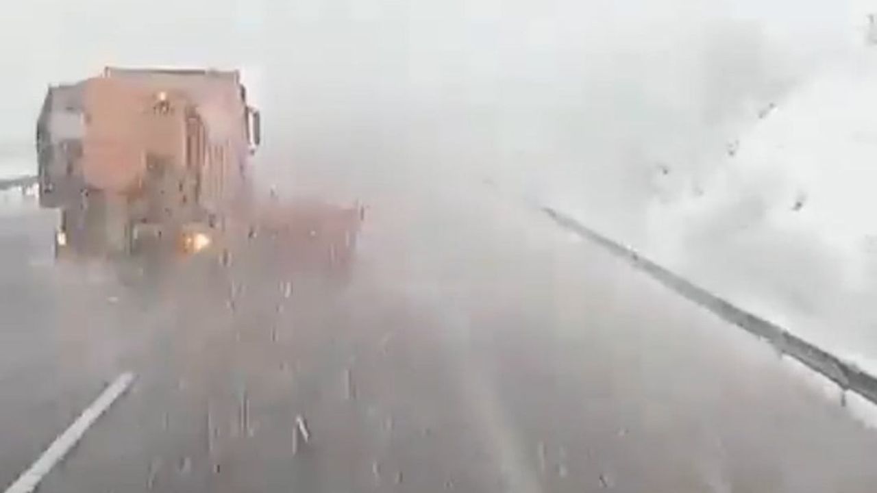 Bolu Dörtdivan geçişinde yoğun kar yağışı: TEM Otoyolu'nda görüş azaldı