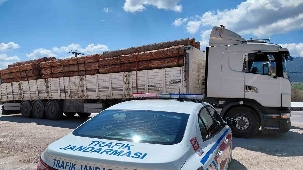 Bolu Mudurnu-Akyazı Karayolu'nda Fazla Tonajlı Tomruk Yüklü Kamyona Para Cezası