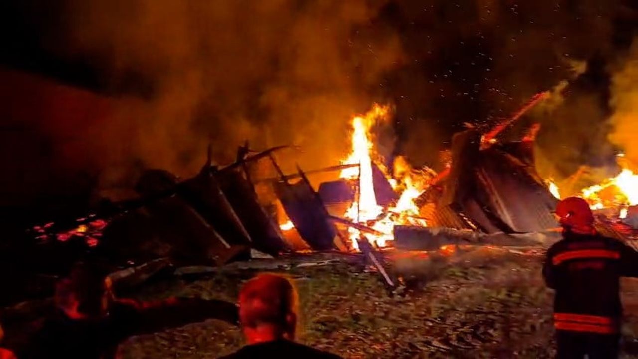 Bolu Mudurnu'da yıldırım samanlığa düştü: Samanlık ve traktör yandı