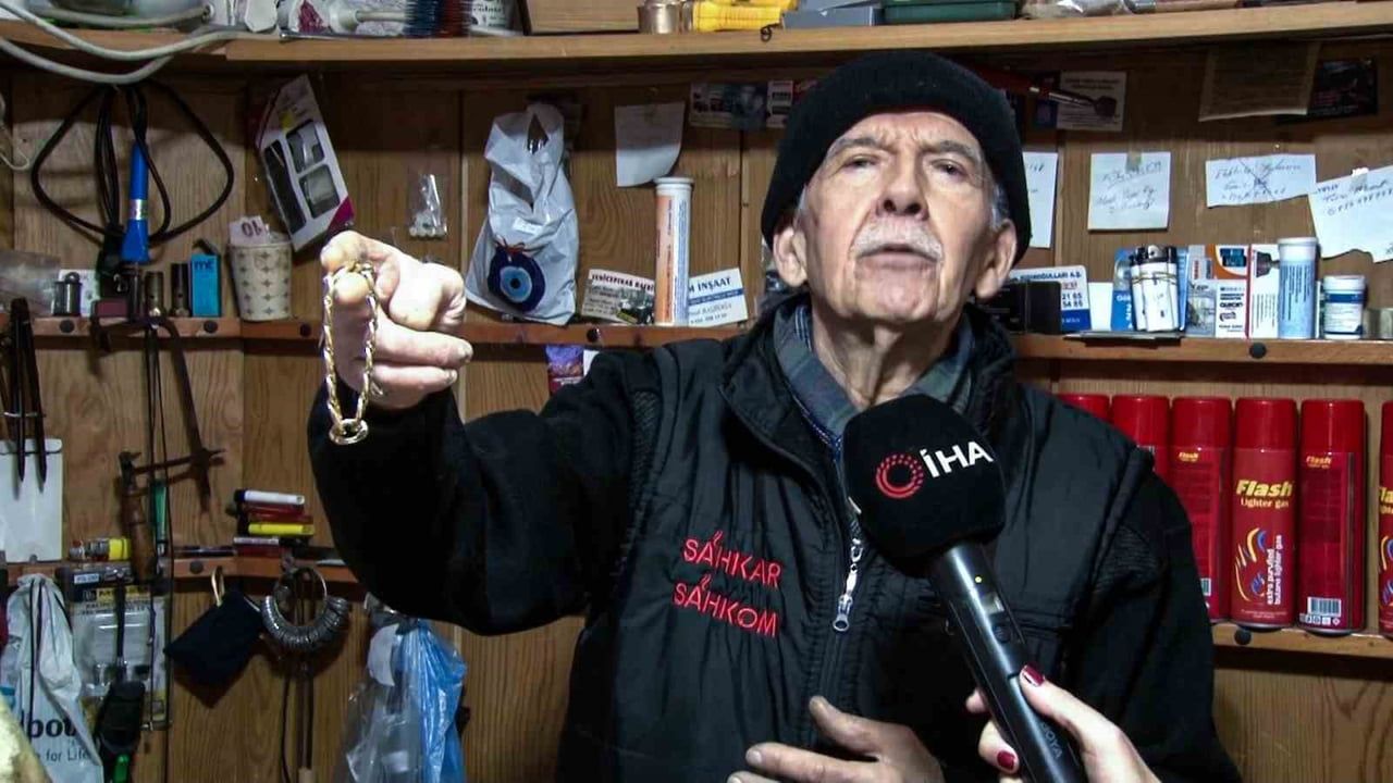 Bolu Taşhan'da 20 metrekarelik dükkân: 77 yaşındaki Hayati Karademir 69 yıldır kuyumcu tamiri yapıyor