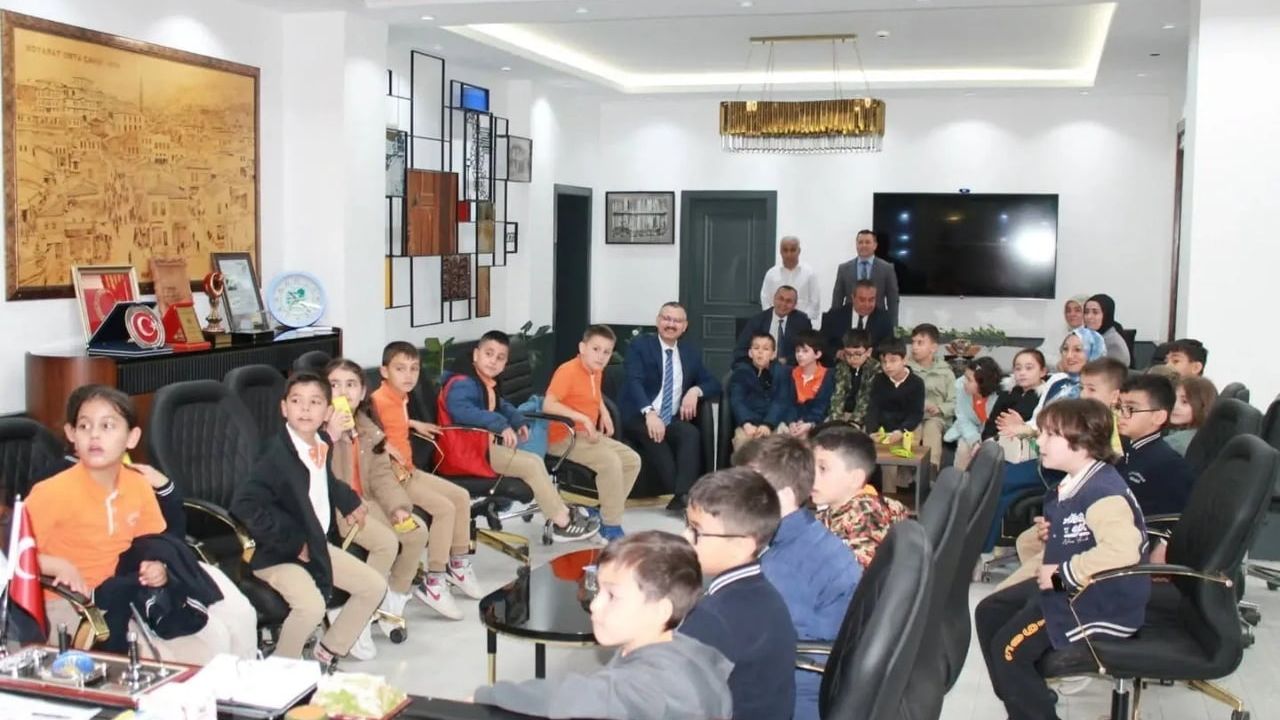 Boyabat’ta Fatih İlkokulu öğrencileri yerel yönetimleri yerinde tanıdı