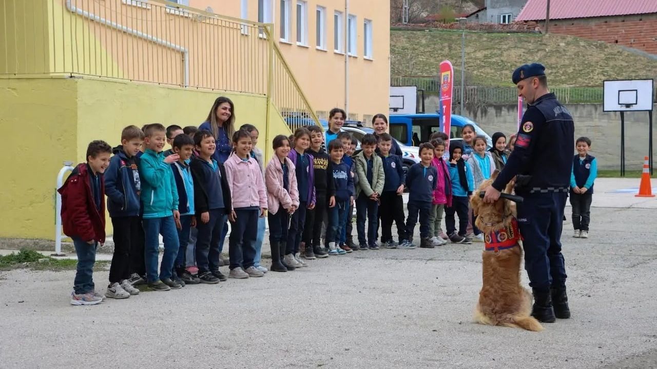 Boyabat'ta ilkokul öğrencilerine Jandarma Tanıtımı ve Trafik Güvenliği Eğitimi verildi