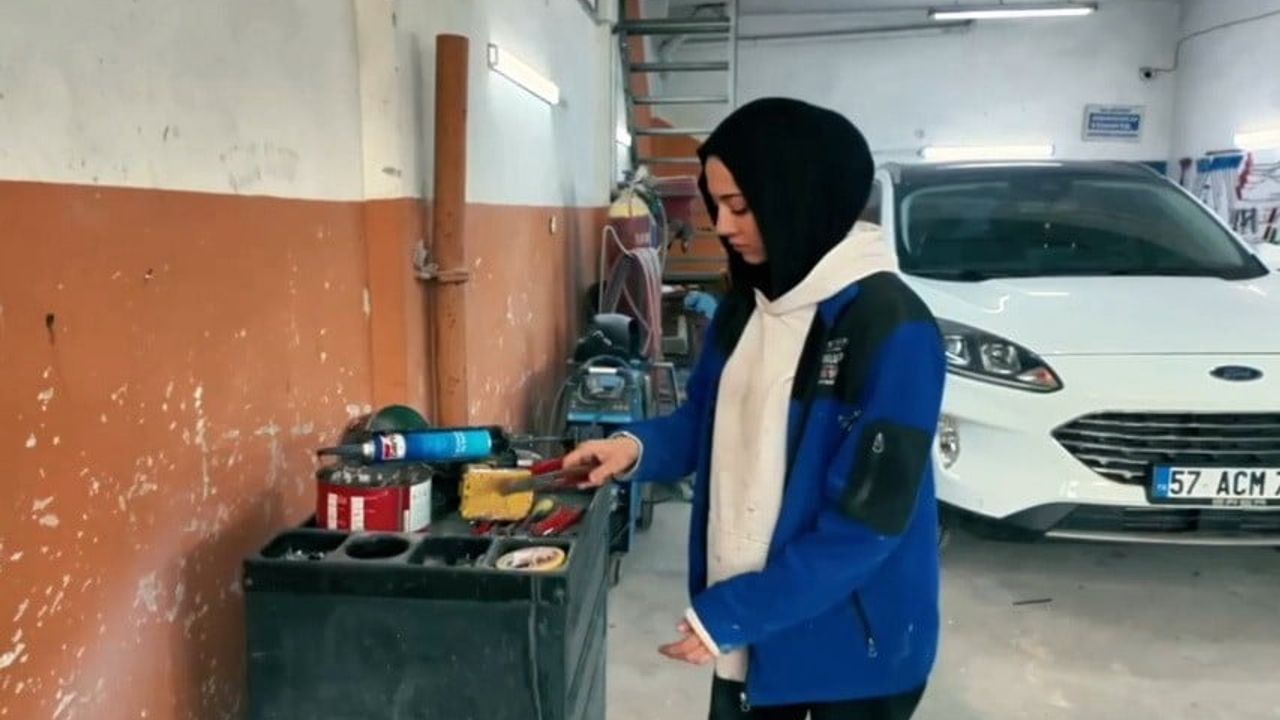 Boyabat'ta mesleki eğitimle ustalığa: 18 yaşındaki Zeynep Yaren Kalyoncu'nun oto kaporta yolculuğu