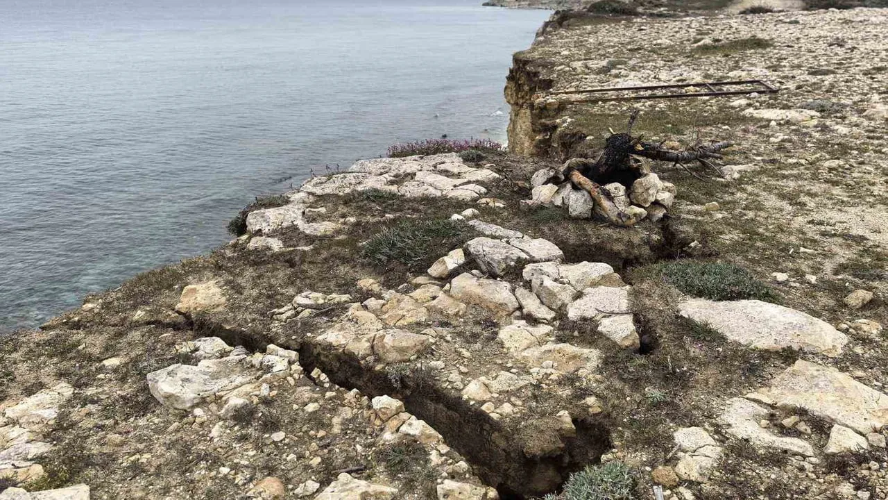 Bozcaada Polente Burnu'nda falez çökmeleri ve kaya düşmeleri