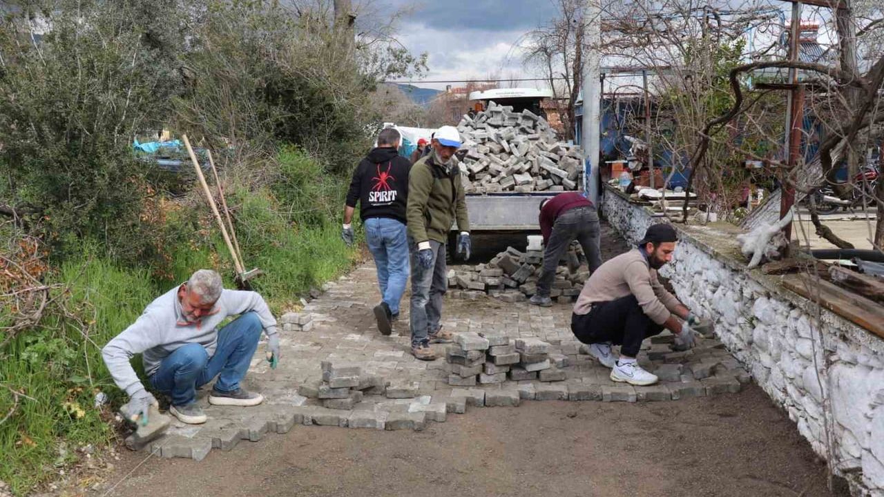 Bozdoğan Akçay Mahallesi’nde 3 bin m² taş döşemeyle yollar yenilendi