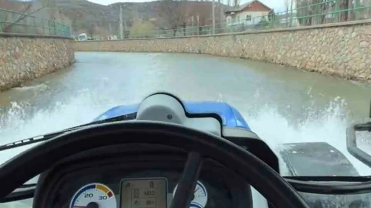 Bozkır’da Çiftçinin Traktörü Çarşamba Kanalı’nda Temizlik Yaparken İlgi Çekti