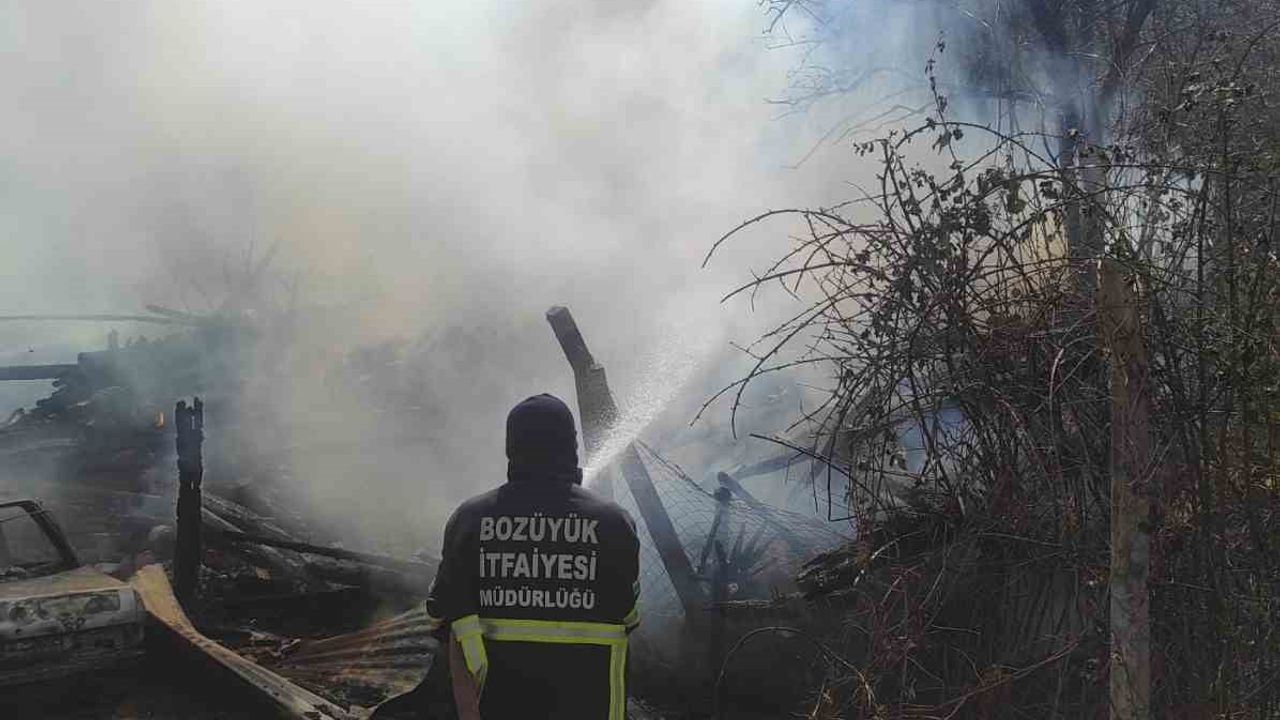 Bozüyük’te araç yangını Kozpınar’da odunluğa sıçradı; itfaiye müdahalesiyle kontrol altına alındı