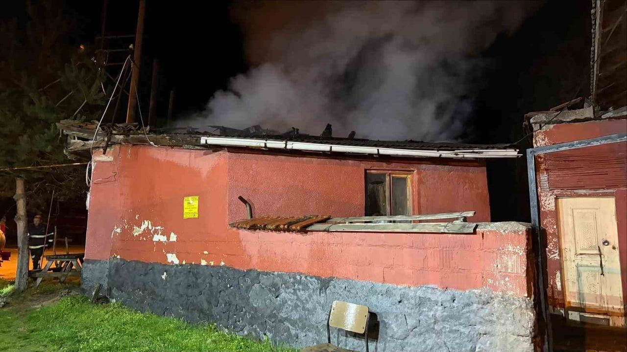 Bozüyük'te dumanı fark eden sakin evi tahliye etti; ev yangında maddi hasar gördü