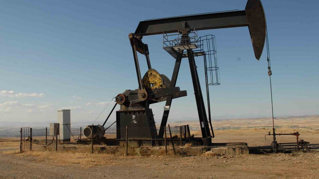 Brent petrol 100 doların altına indi: ABD–İran barış görüşmeleri beklentisi etkili oldu