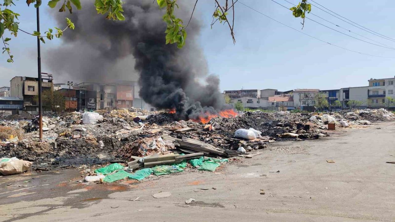 Buca'da sanayi atıklarının döküldüğü alanda yangın çıktı, itfaiye müdahalesi sürüyor