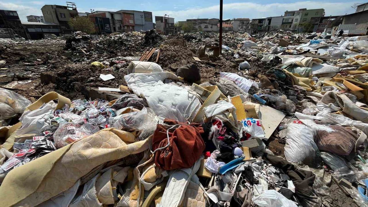 Buca'da sanayi bölgesindeki boş arazi çöplüğe döndü: Esnaftan yangın ve sağlık uyarısı