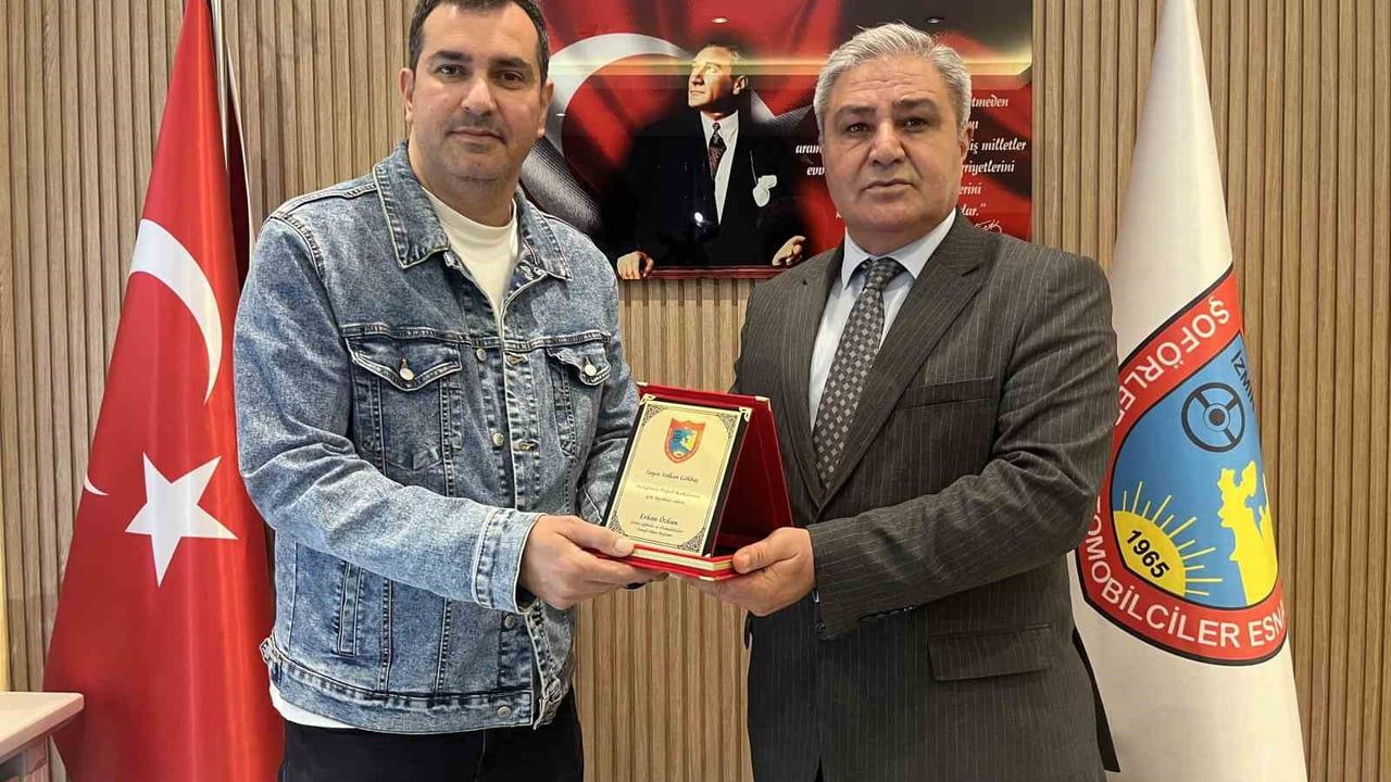 Buca’da yolunu kaybeden 76 yaşındaki kadını ücretsiz evine ulaştıran taksici ödüllendirildi