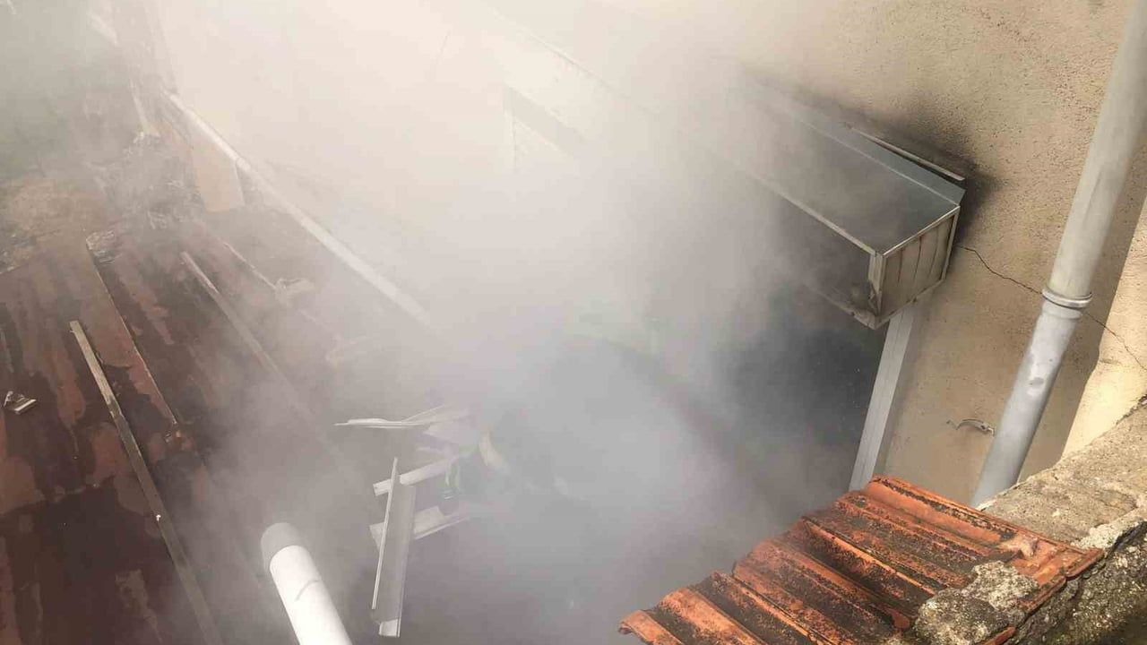 Bucak'ta apartman yangını: 2 yaşlı kadın itfaiye tarafından kurtarıldı