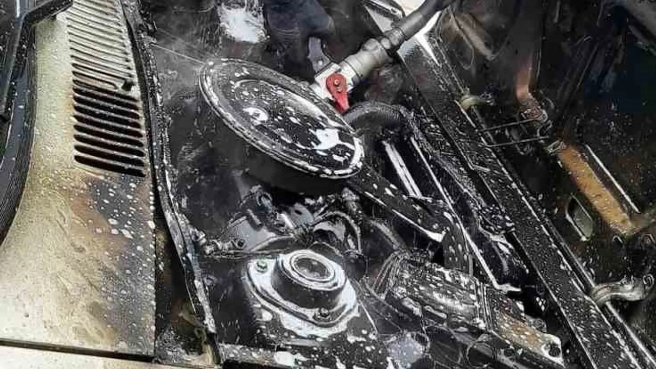 Bucak’ta Fiat Tofaş’ın motorunda çıkan yangın itfaiye ekiplerince söndürüldü