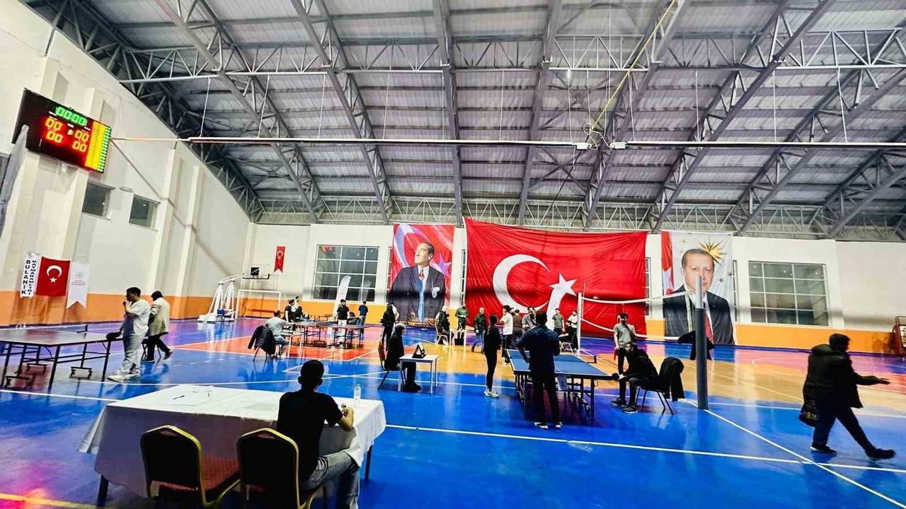 Bulanık'ta 100 sporcu katılımlı masa tenisi turnuvası başladı