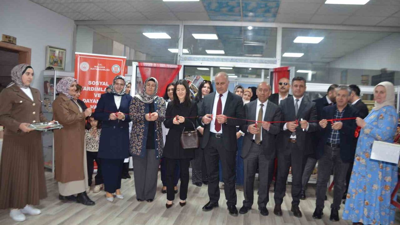 Bulanık'ta ADEM kursiyerlerinin yıl sonu sergisi ilgi gördü